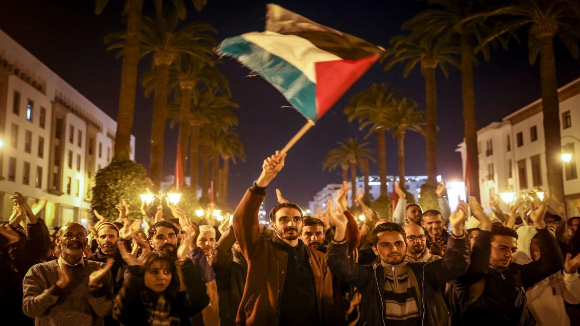 علم فلسطيني خلال مظاهرة داعمة لفلسطين في الرباط (30/3/2023/فرانس برس)