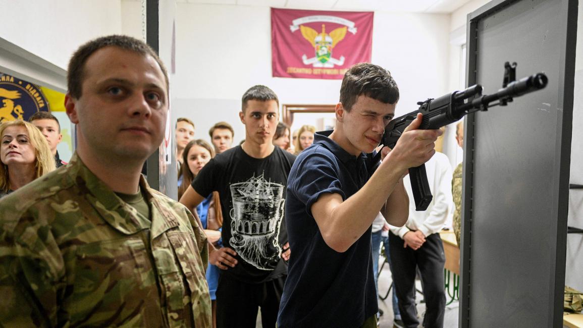  تدريب أطفال أوكرانيون على إطلاق النار (يوري دياشيشين/فرانس برس)