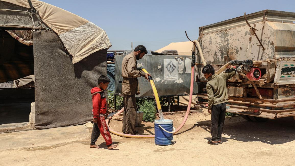 تأثر مخيمات النازحين بمحافظة إدلب بموجة الحر المرتفعة