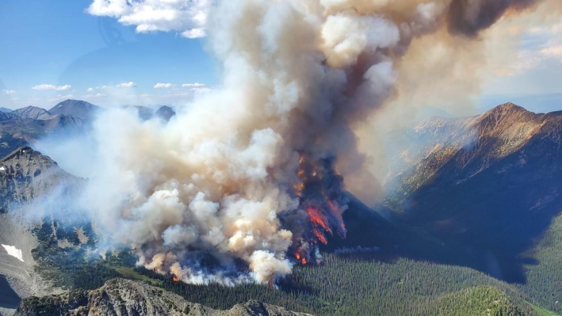 ألسنة النار تتصاعد في غابات شمال كندا (الأناضول)