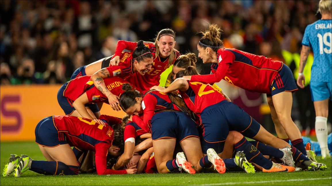 فرحة جنونية لنجمات إسبانيا بعد نهاية المباراة بالتتويج (ويل موراي/ Getty)