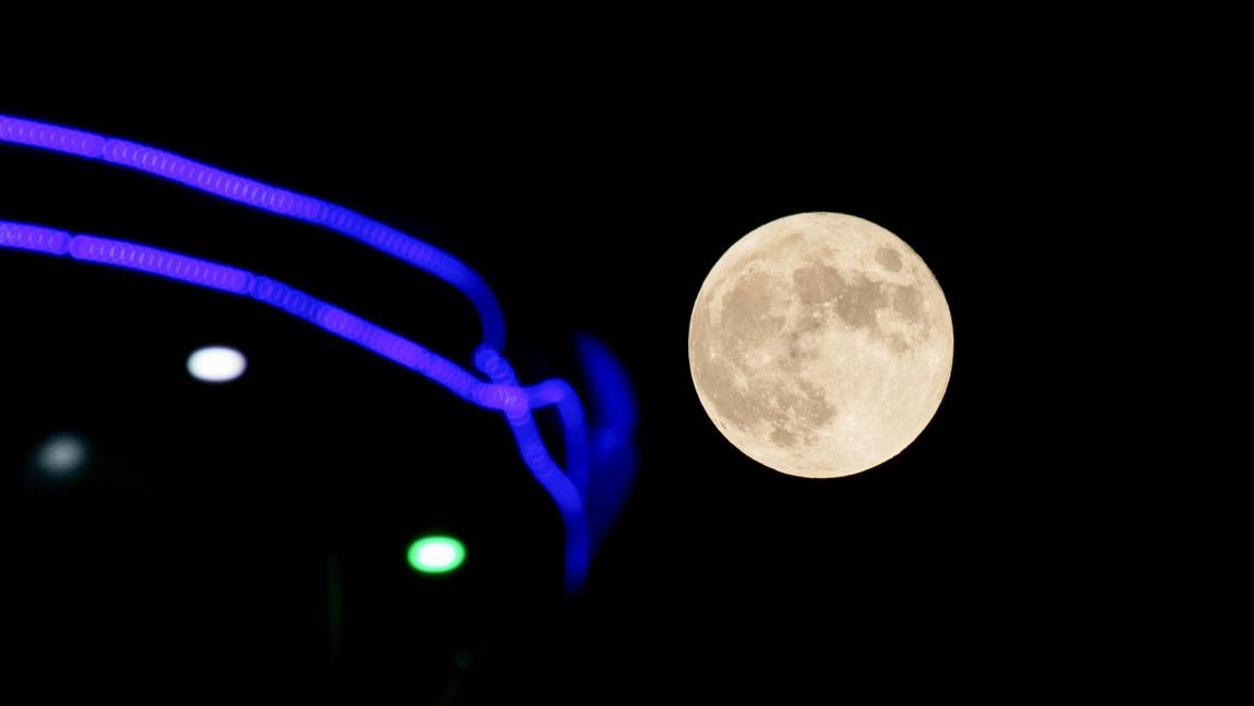 صورة للقمر بكاميرا انعكاسية متصلة بالتلسكوب (لورنزو دي كولا/ Getty)