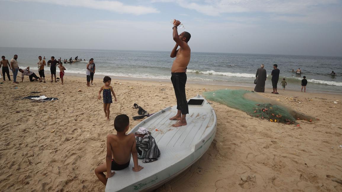 فلسطينيون يلجؤون إلى البحر جراء أزمة المياه بغزة