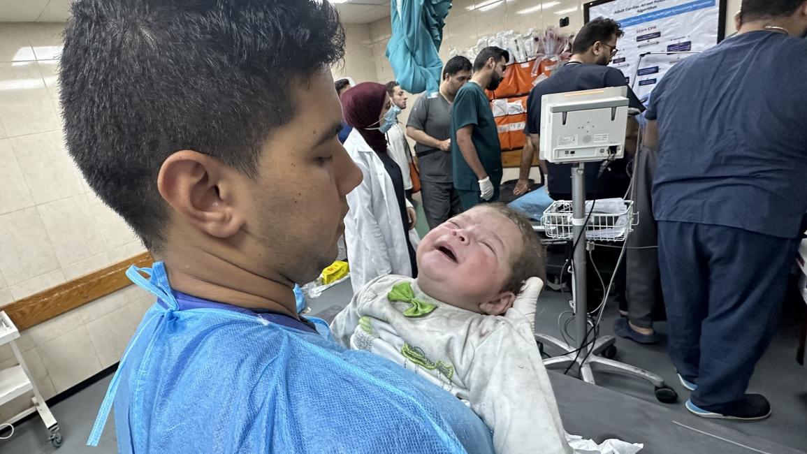 حتى الرضيع أصيب بفعل الغارات الإسرائيلية (دعاء الباز/ الأناضول)