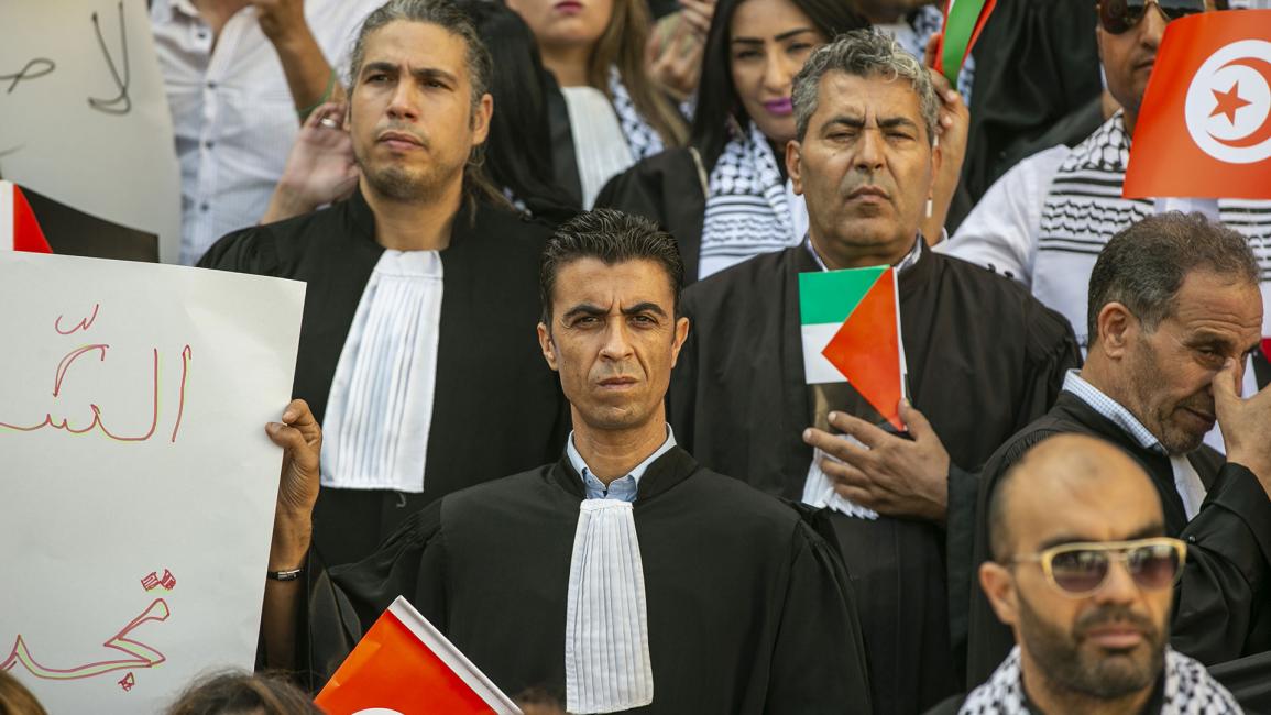 تظاهر عشرات المحامين التونسيين أمام مبنى قصر العدالة بتونس (ياسين قايدي/الأناضول)