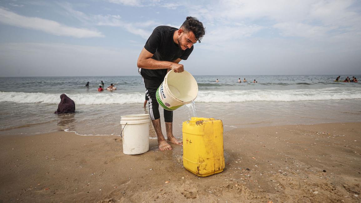 فلسطينيون يلجؤون إلى البحر جراء أزمة المياه بغزة
