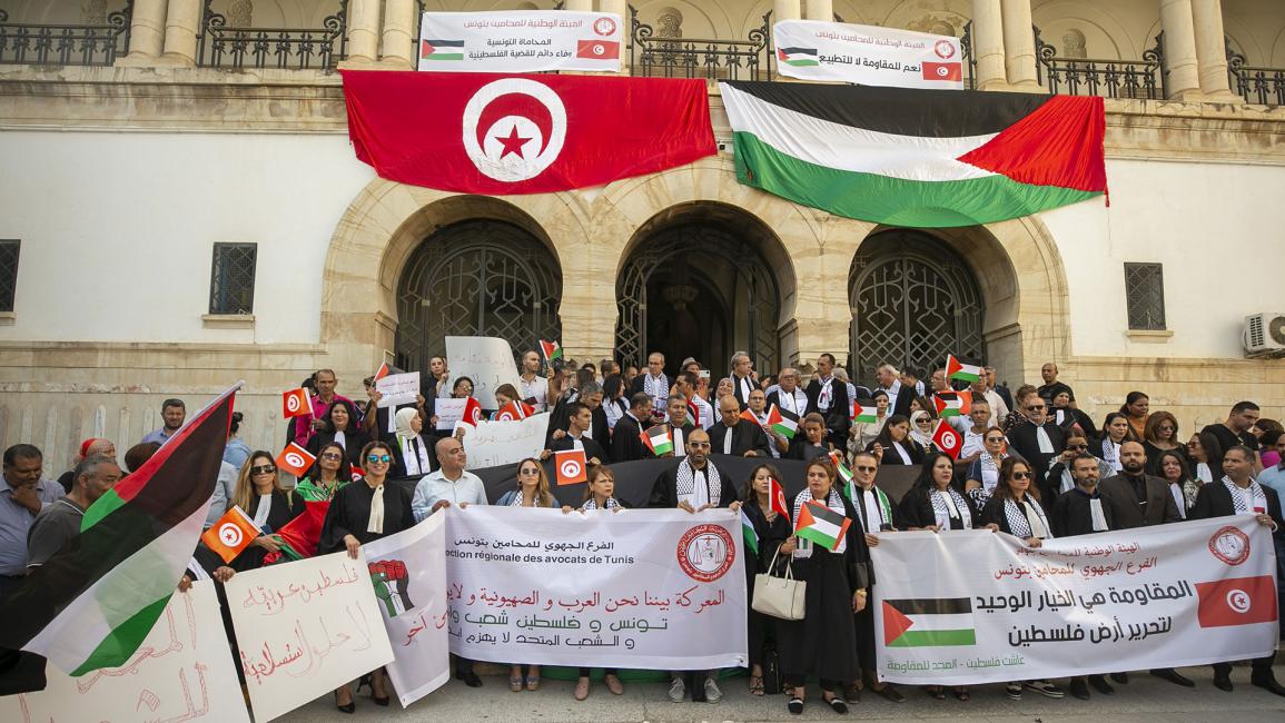 لافتات كتب عليها "المقاومة هي الخيار الوحيد لتحرير أرض فلسطين"، و"نعم للمقاومة... لا للتطبيع" (ياسين قايدي/الأناضول)