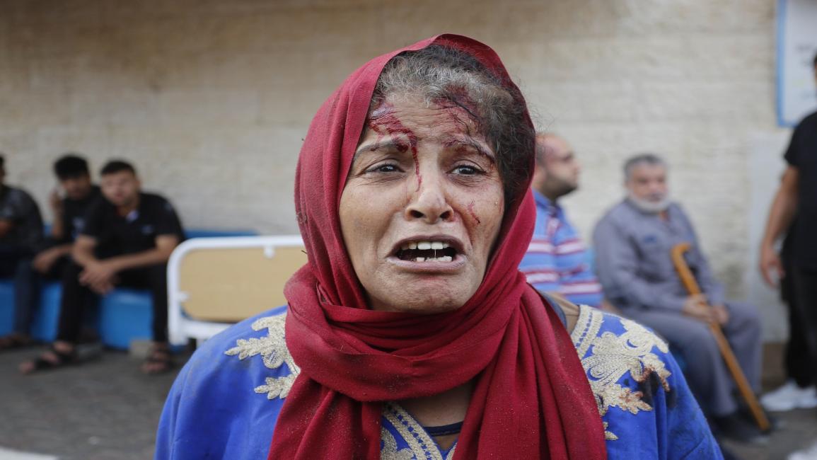 فلسطينية مصابة جرّاء قصف إسرائيلي في مستشفى شهداء الأقصى في دير البلح وسط قطاع غزّة في 2/ 11/ 2023 (الأناضول)