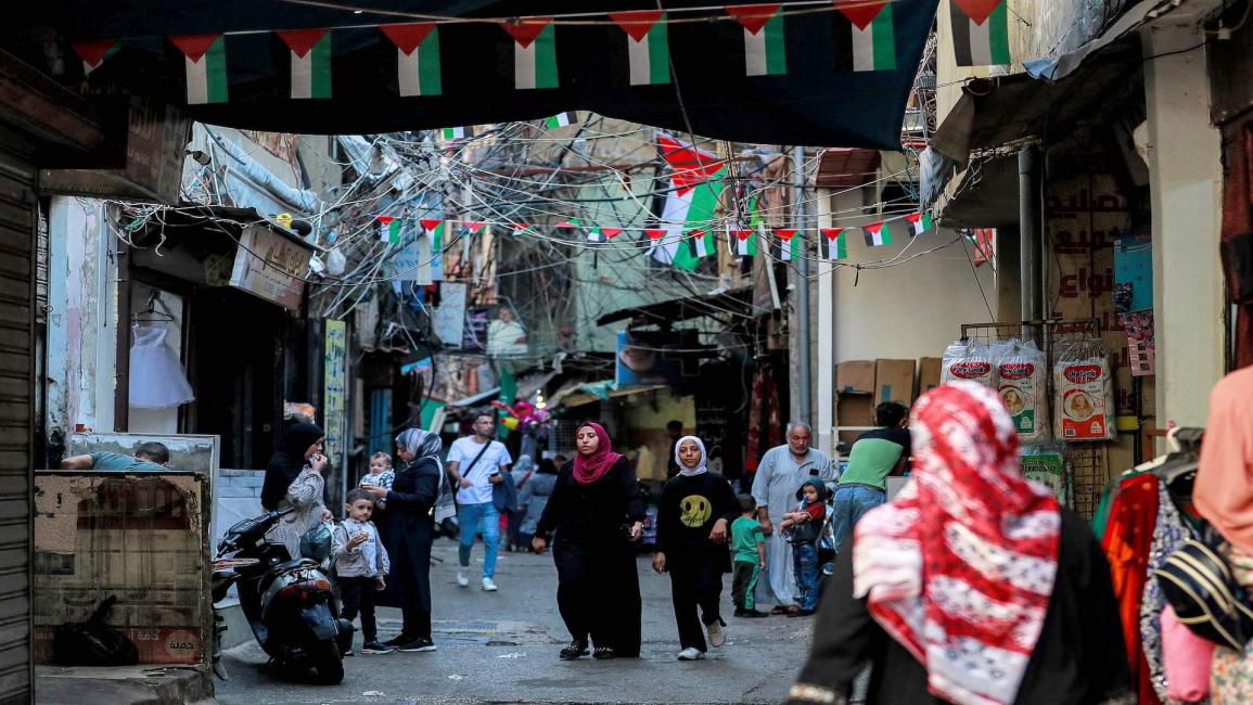 أعلام فلسطينية في مخيم شاتيلا للاجئين الفلسطينيين، بيروت، 7/ 11/ 2023 (فرانس برس)