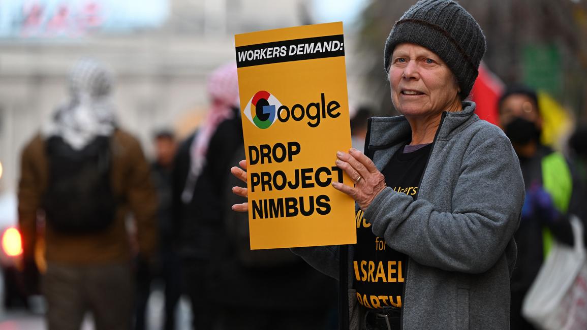 عاملة في شركة غوغل ترتدي سترة تحمل رسالة للمطالبة بإنهاء عقد مشروع "نيمبوس" (تيفون كوسكون/Getty)