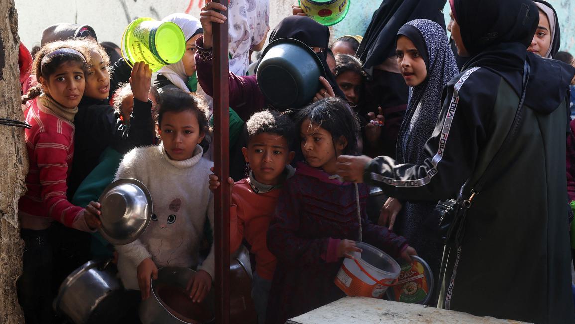 أطفال ينتظرون الحصول على طعام لساعات طويلة (رويترز/صالح سالم)