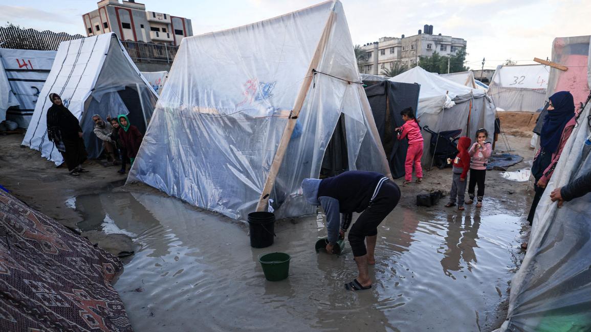 الأمطار الغزيرة تُغرق خيام النازحين ومراكز إيواء في غزة