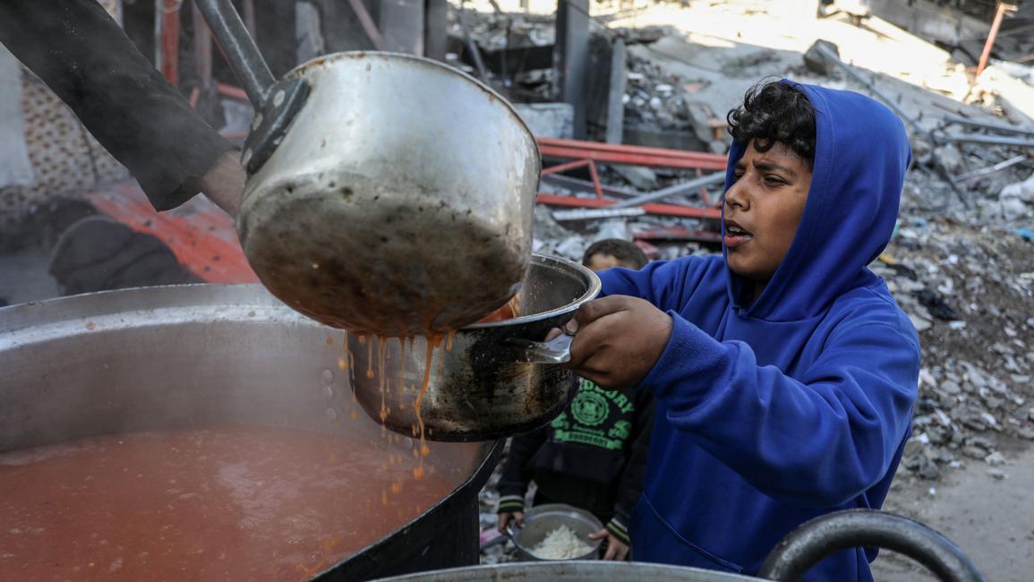 توزیع وجبات ساخنة على النازحين جنوب غزة