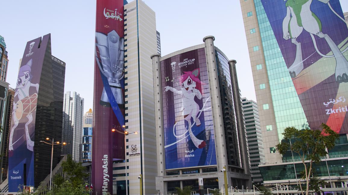 لافتات كأس آسيا زينت المباني في الدوحة (نُشاد تيكاييل/ Getty) 