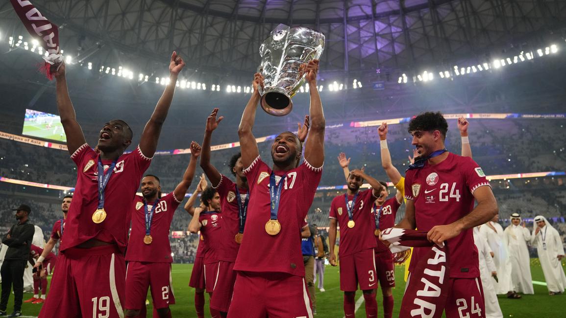 رفع نجوم منتخب قطر لقب كأس آسيا (ماساشي هارا/Getty)