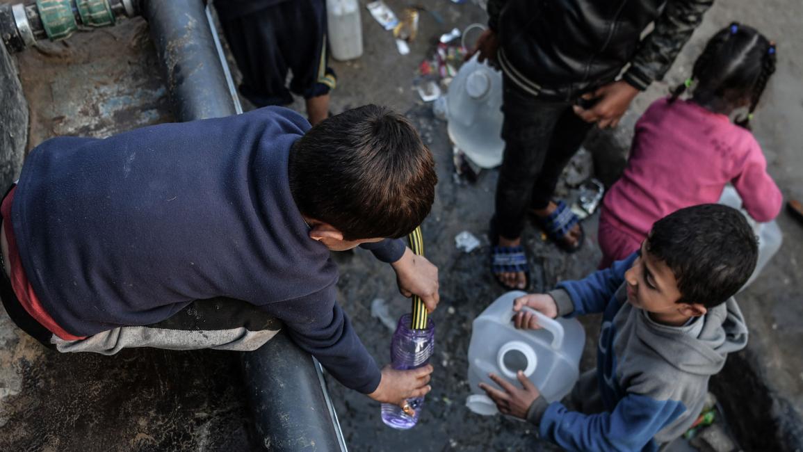 أطفال غزة يكافحون من أجل توفير المياه لأسرهم