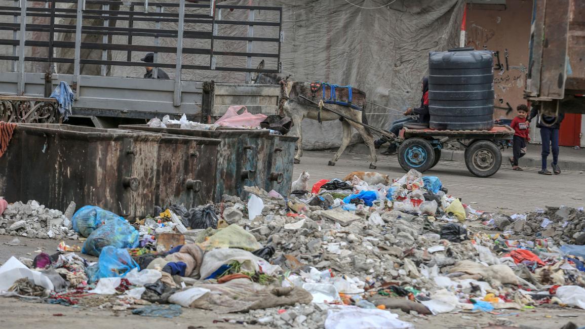 تكدس القمامة في قطاع غزة بعد توقف الخدمات العامة