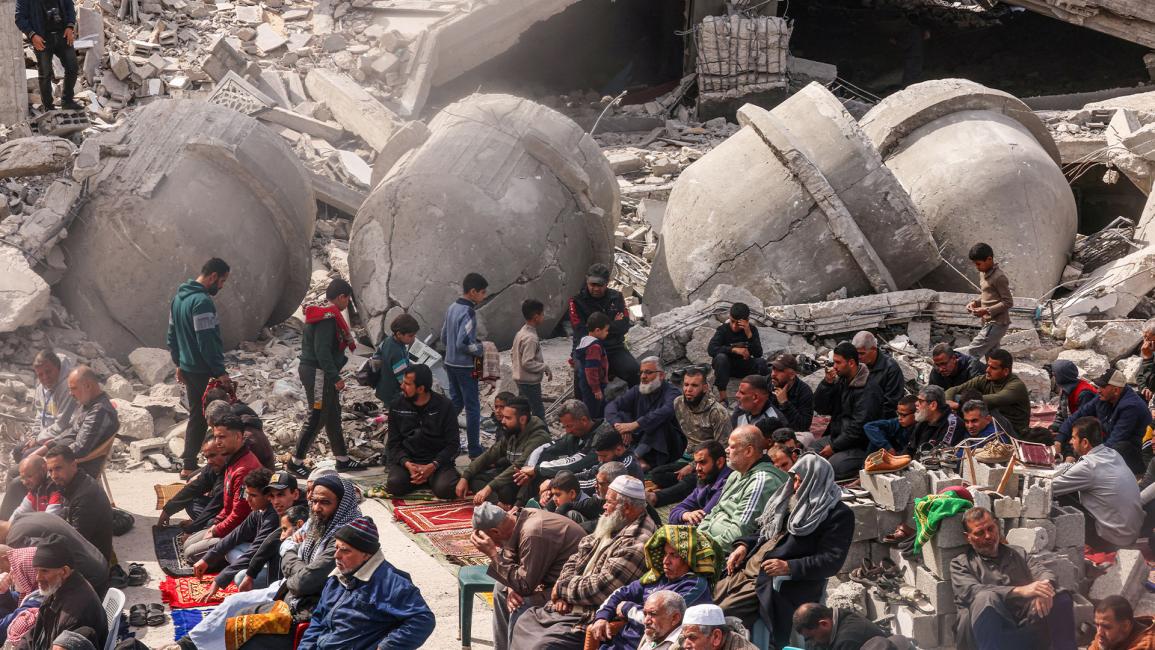 رغم الدمار.. فلسطينيون يؤدون صلاة الجمعة أمام أنقاض مسجد في رفح