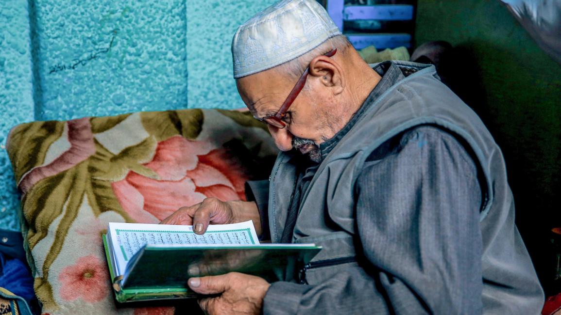 يقرأ القرآن (عمر القطاع/ الأناضول)