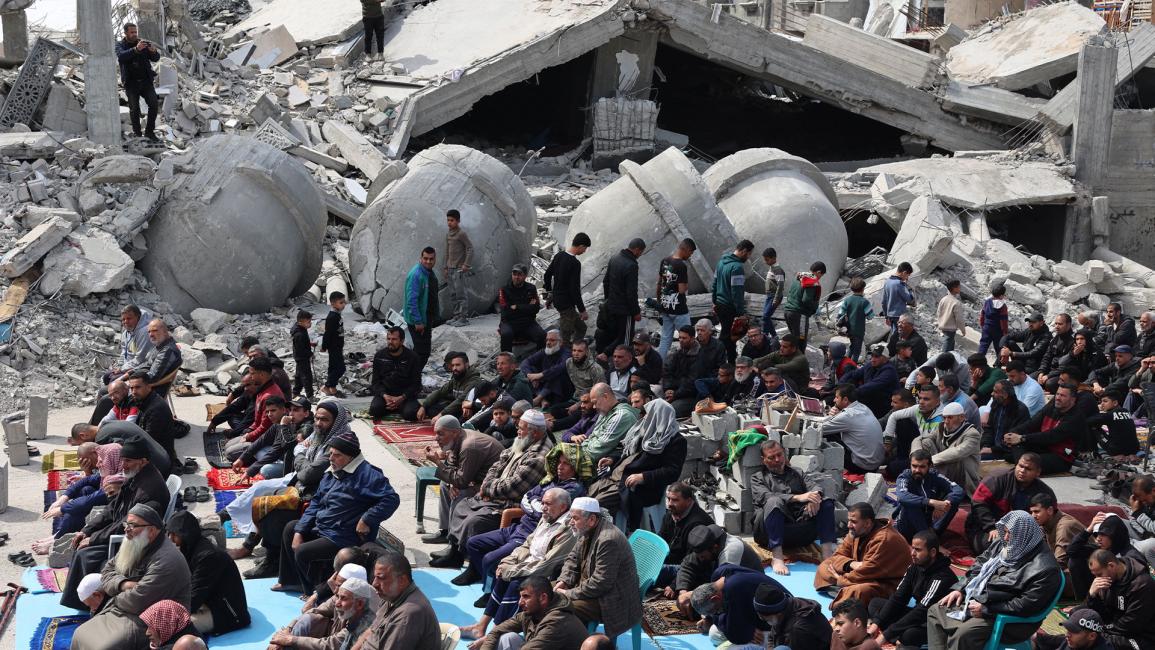 رغم الدمار.. فلسطينيون يؤدون صلاة الجمعة أمام أنقاض مسجد في رفح
