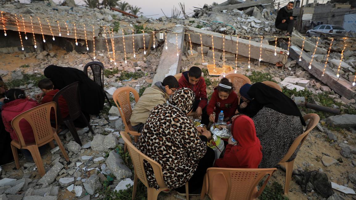 رمضان غزة.. إفطار جماعي بين أنقاض منازل دمرتها إسرائيل في رفح