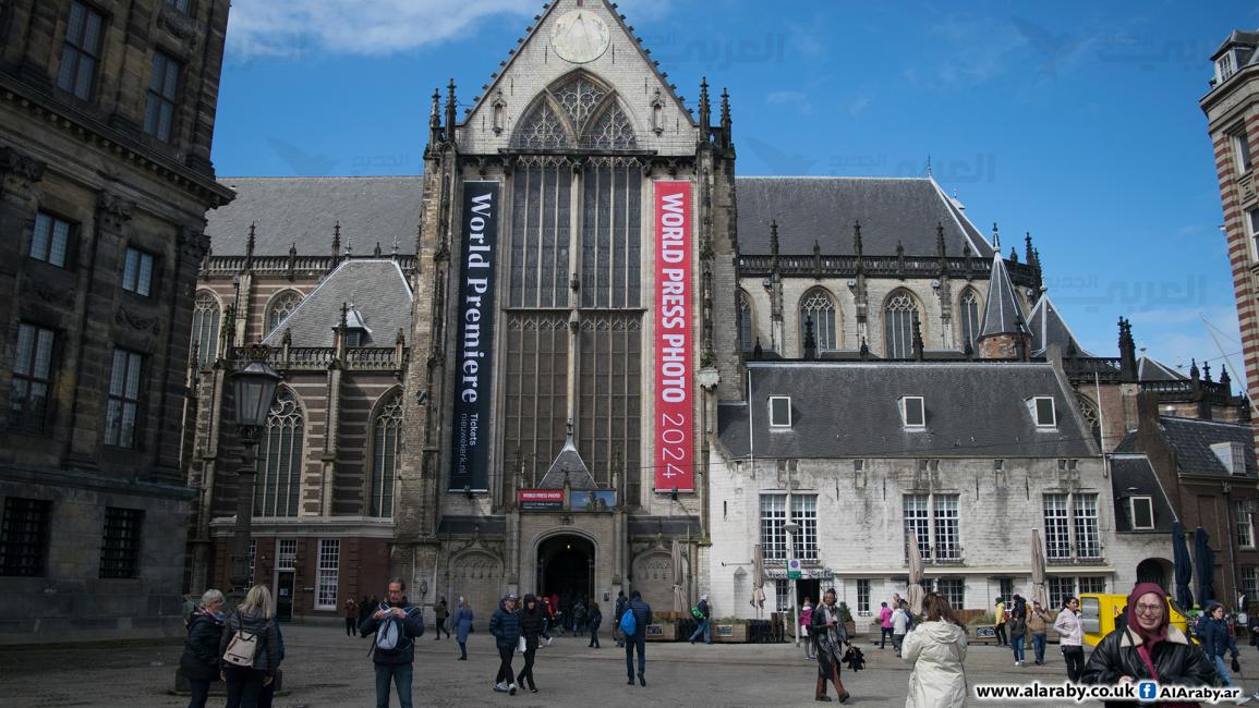 افتُتح المعرض قبل أيام في إحدى أكبر الكنائس في العاصمة الهولندية أمستردام (خاص / العربي الجديد)
