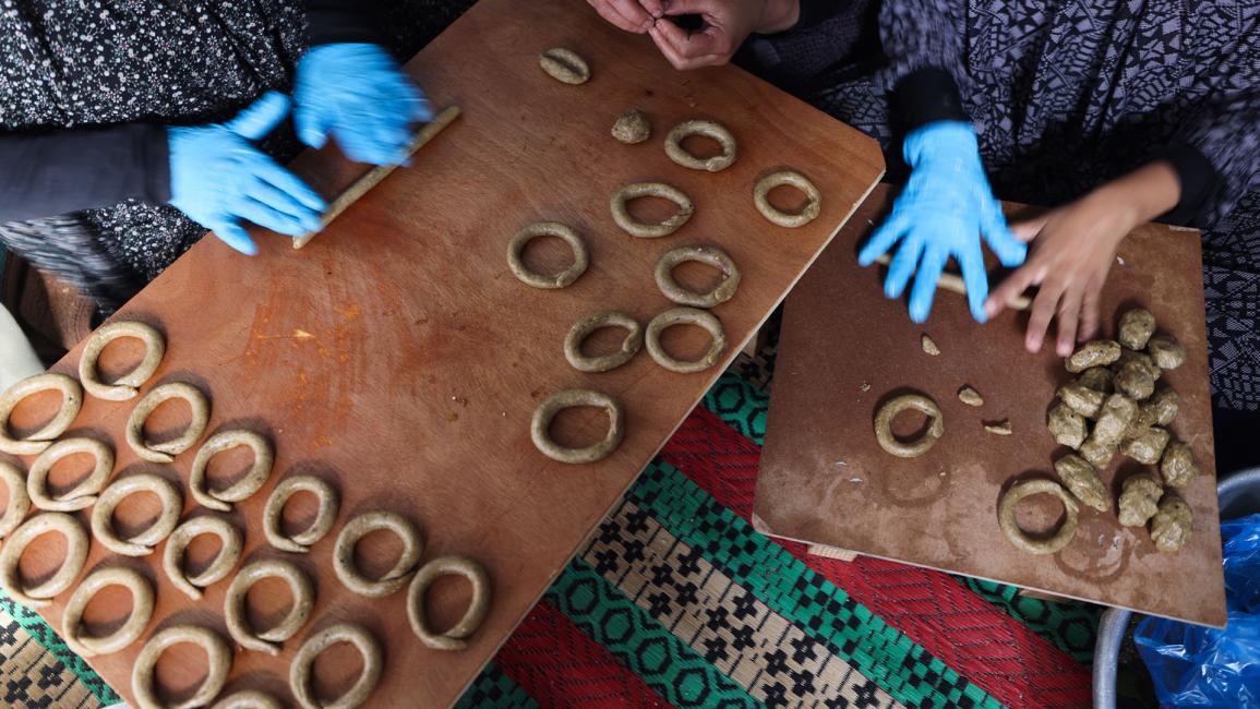 فلسطينيات يصنعن كعك العيد في رفح رغم القصف الإسرائيلي