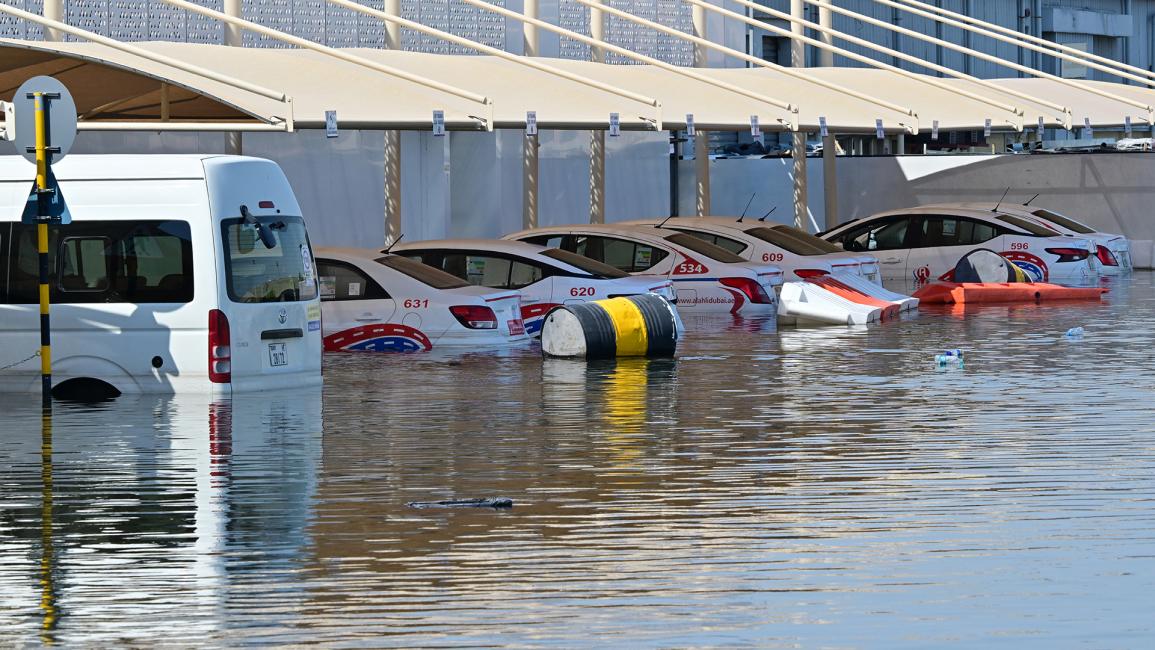 غرق سيارات في ساحات الانتظار (جوزيبي كاكاس/Getty)