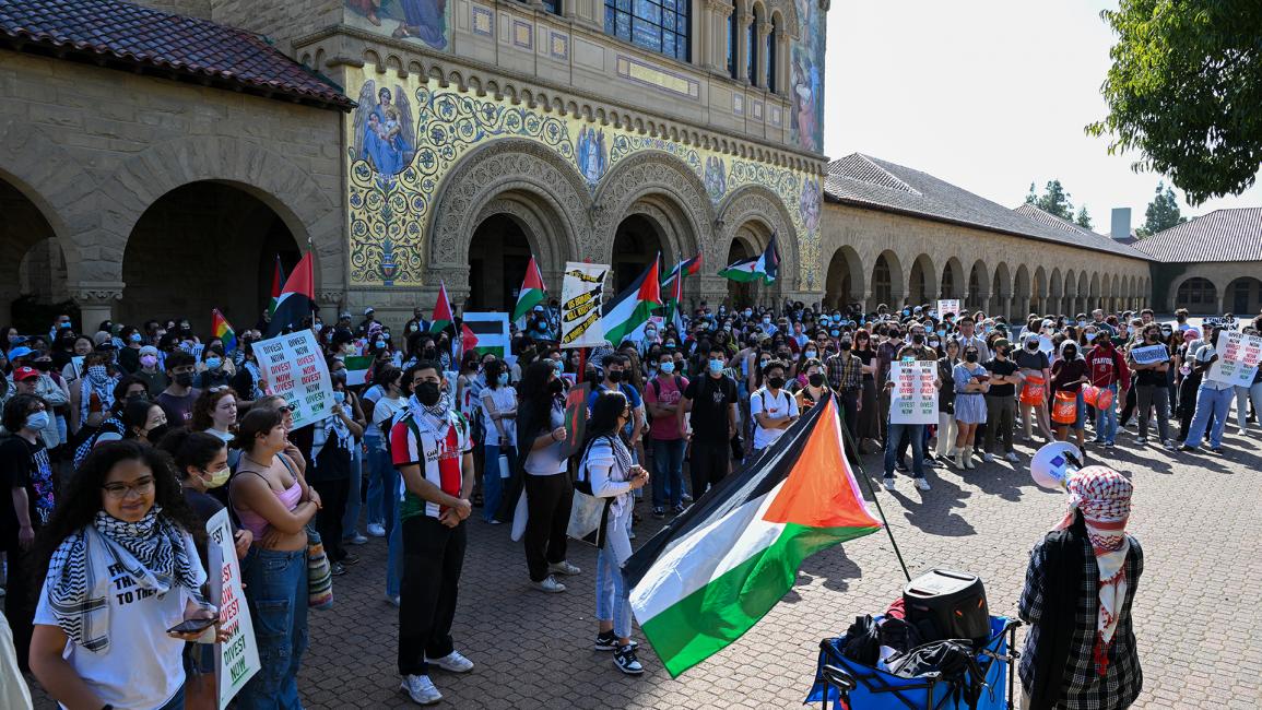 احتجاجات على الهجمات الإسرائيلية على غزة، في ستانفورد، كاليفورنيا (تايفون كوسكون/ Getty)