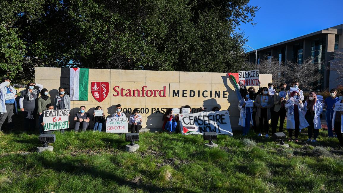 أطباء وطلاب كلية الطب بجامعة ستانفورد في ستانفورد، كاليفورنيا يحتجون على الهجمات الإسرائيلية (تايفون كوسكون/ Getty)