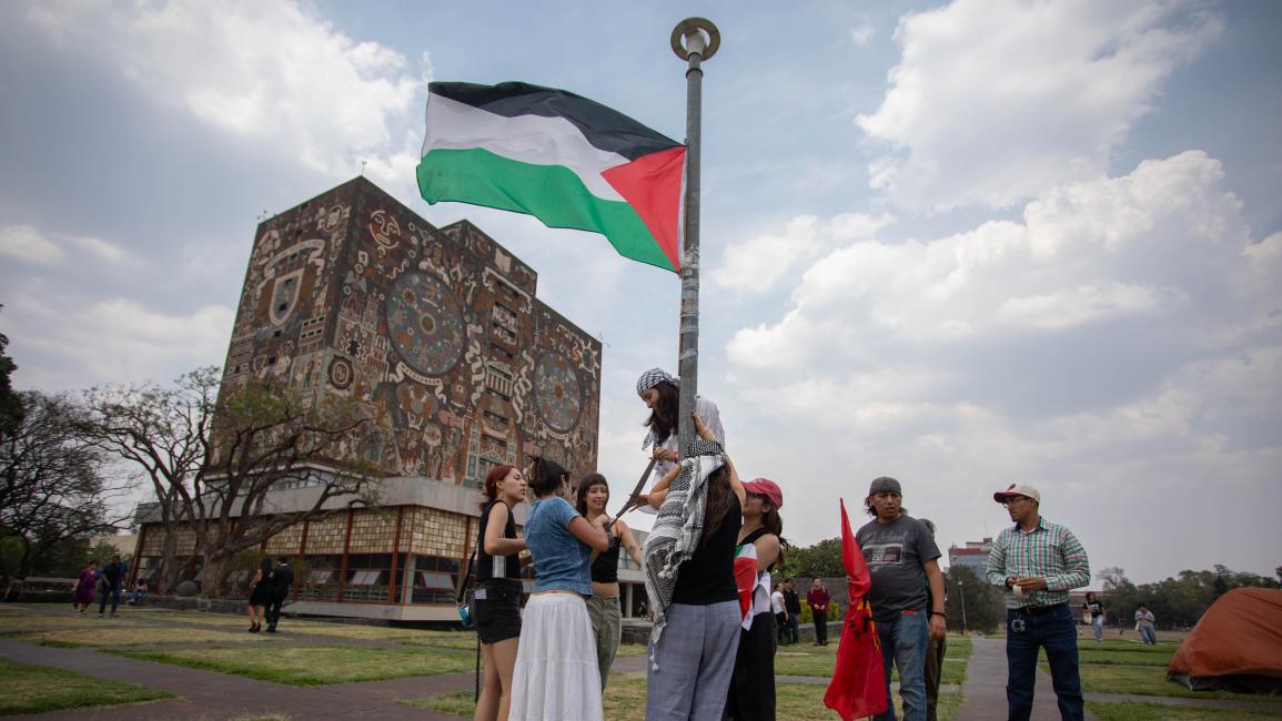 علم فلسطين في اعتصام جامعة المكسيك الوطنية (دانييل غارديناس/الأناضول)