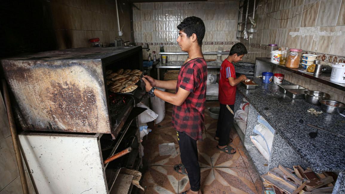 أطفال غزة.. أنامل صغيرة تضطرها الحرب إلى العمل