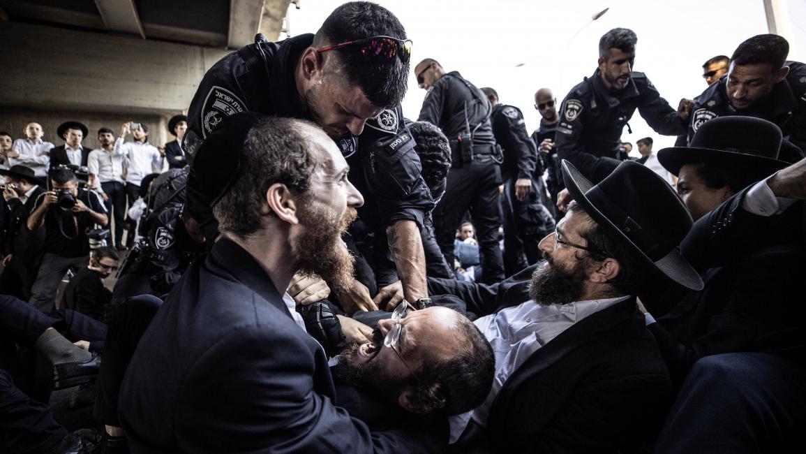 مواجهات يهود حريديم مع الشرطة الإسرائيلية خلال احتجاج على الخدمة العسكرية الإجبارية ( 27/ 6/ 2024 الأناضول) 