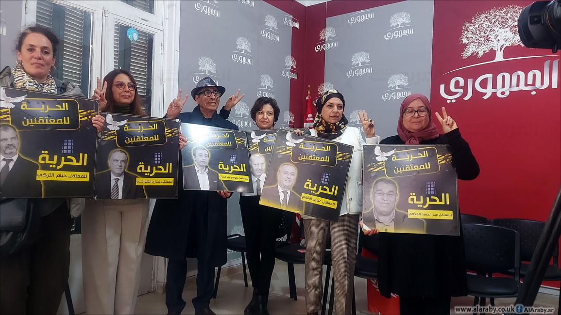 وقفة لتنسيقية عائلات المعتقلين السياسيين في تونس (21/2/2024 العربي الجديد)