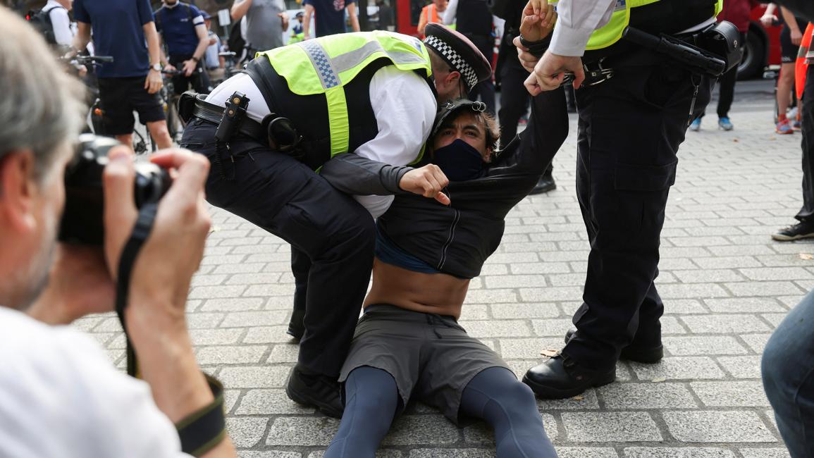 ضباط شرطة يعتدون على أحد المتظاهرين (رويترز/ هولي آدامز)