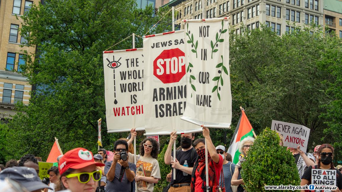 رفع مشاركون يهود شعارات "ليس باسمنا" "أوقفوا دعم إسرائيل" "العالم بأكمله يشاهد" (لويزة قادري / العربي الجديد)
