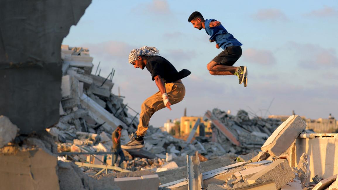 الرياضيون يقفزون ويتسلقون ويركضون.. وسط الدمار في البريج بدير البلح (حسن جدي/الأناضول)