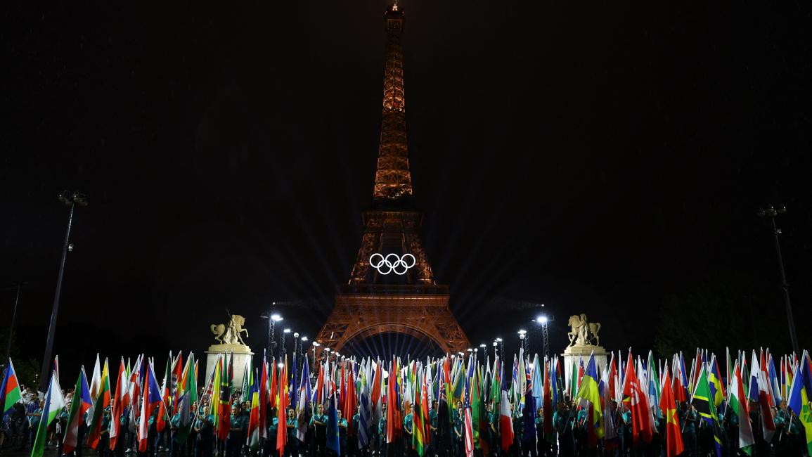 أعلام الدول المشاركة خلال حفل افتتاح دورة الألعاب الأولمبية في باريس (26/7/2024 Getty)