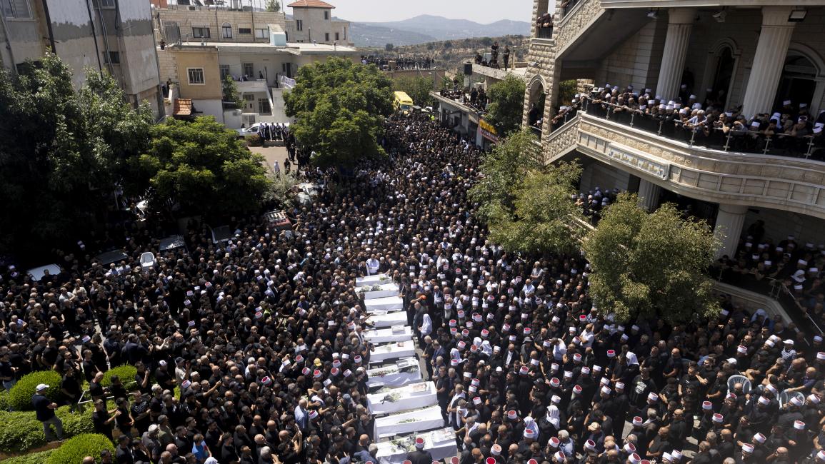 مشيعون في جنازة 10 من ضحايا الهجوم الصاروخي على مجدل شمس في الجولان السوري المحتلّ (Getty 28/7/2024) 