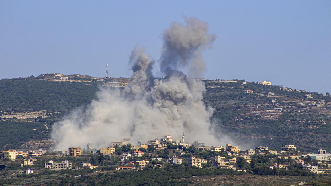 قصف إسرائيلي لقرية شيحين بلبنان عقب يوم من سقوط صاروخ في مجدل شمس بالجولان المحتل ( 28/7/2024 فرانس برس)  