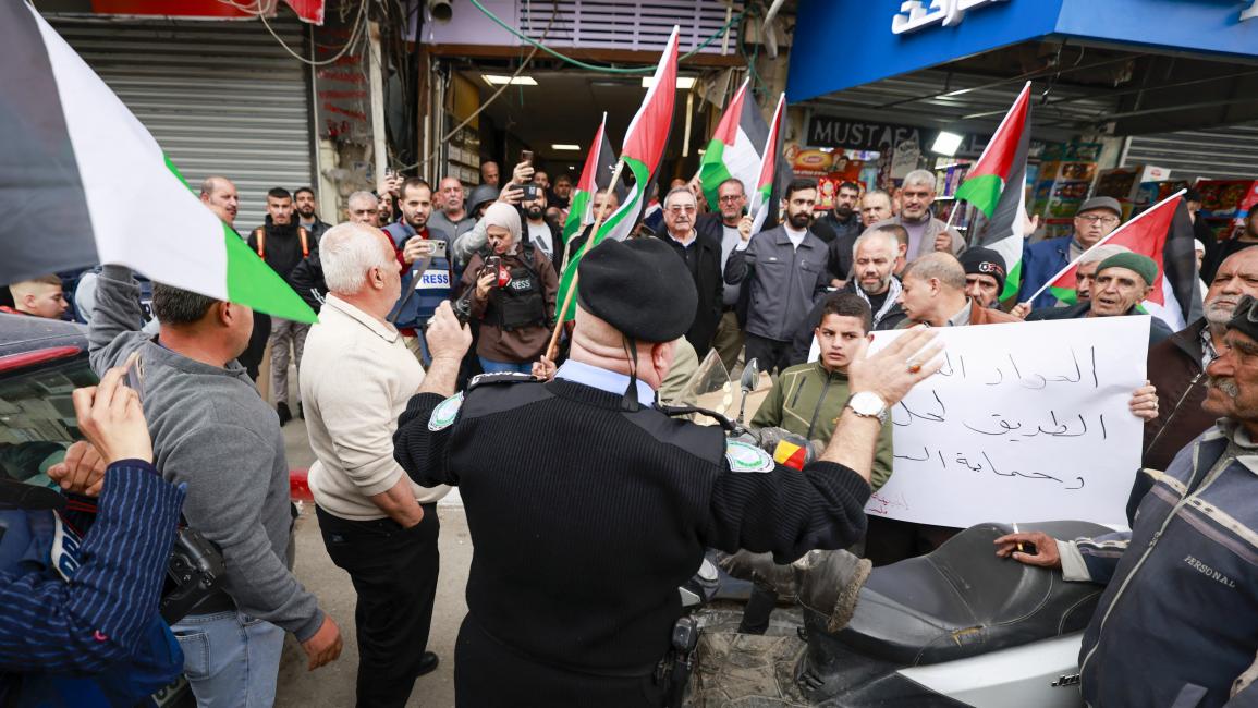 الأمن الفلسطيني يفرق مظاهرة احتجاجاً على الاشتباكات بين قوات أمن السلطة والمسلحين في  جنين (21/12/204 فرانس برس)