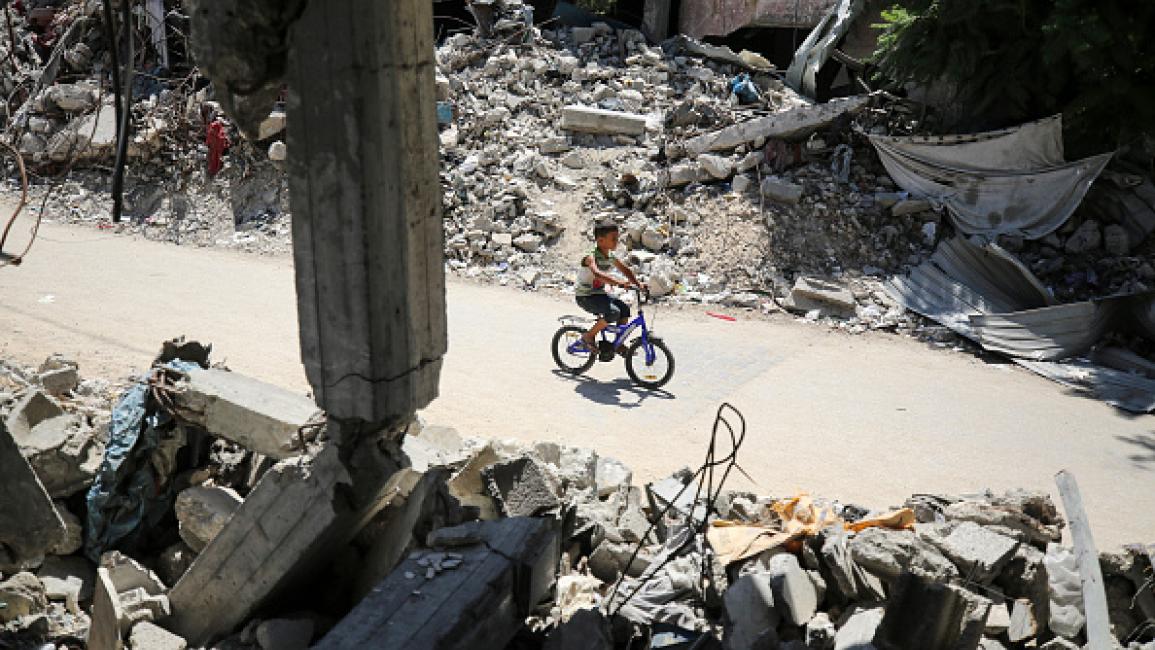 أطفال غزة يبحثون عن النجاة بين الركام، 22 يونيو 2024 (Getty)