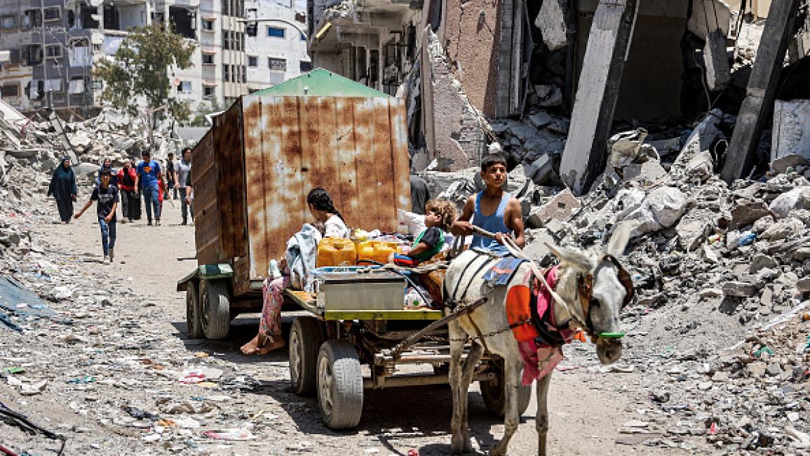 أطفال فارين من نيران القصف الإسرائيلي على حي التفاح بغزة، 27 يونيو 2024 (فرانس برس)