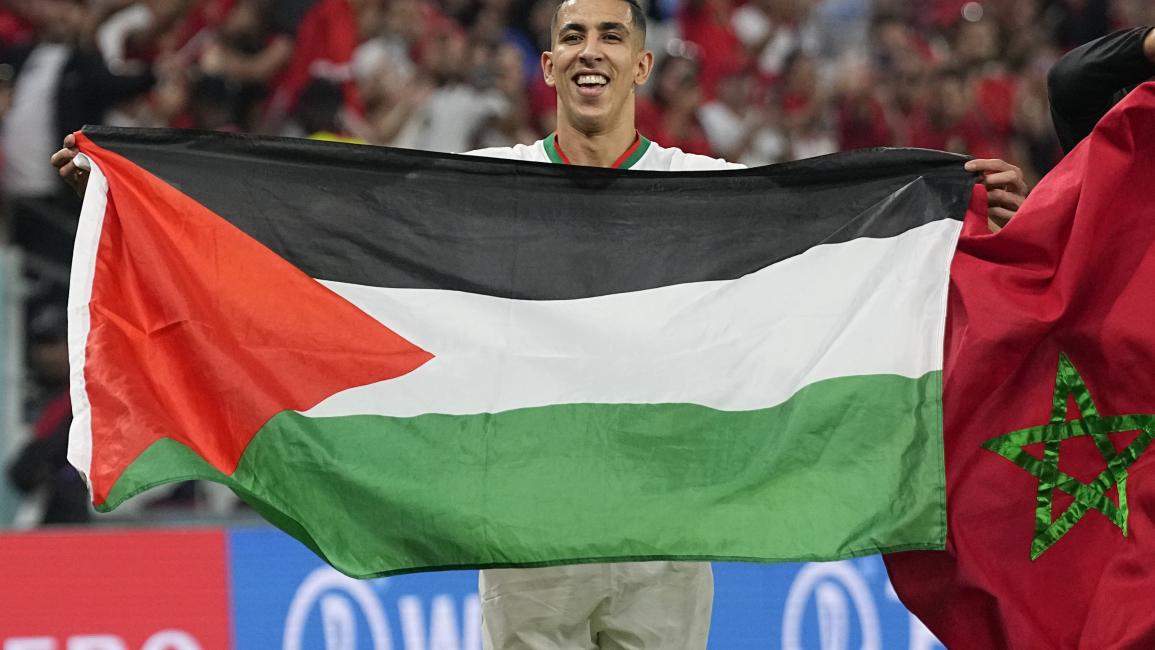 المغربي جواد يميق يرفع علم فلسطين (ماتياس هانغست/Getty)