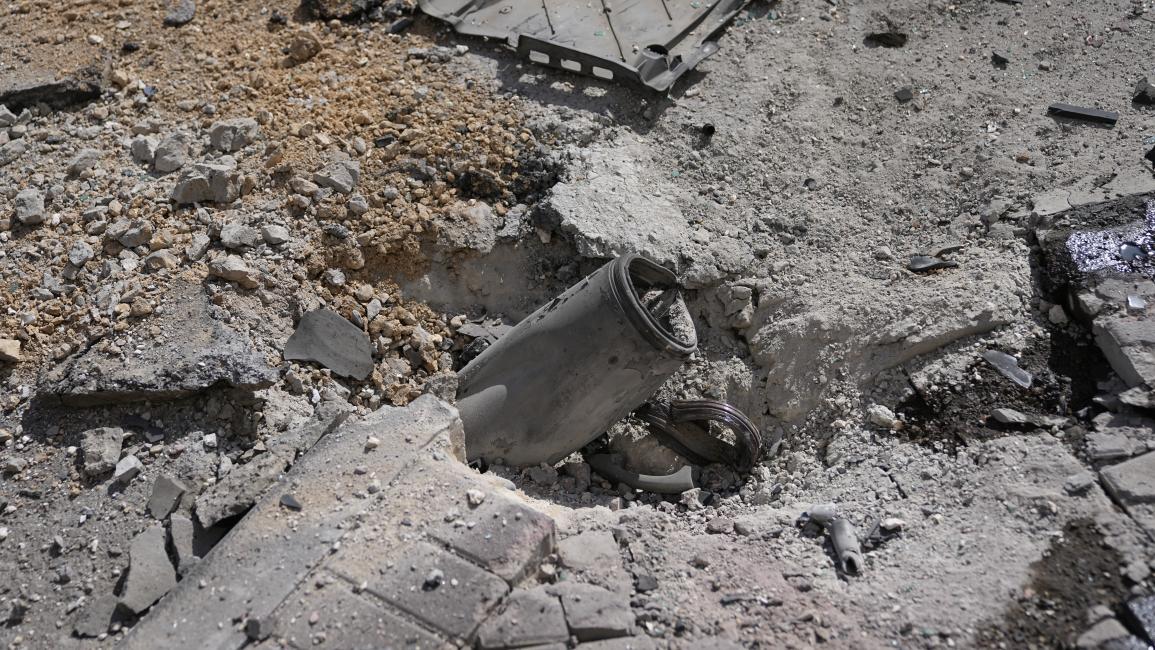 أصاب صاروخ من قطاع غزة شارعاً في عسقلان (أوهاد زويغنبرغ/أسوشييتد برس)