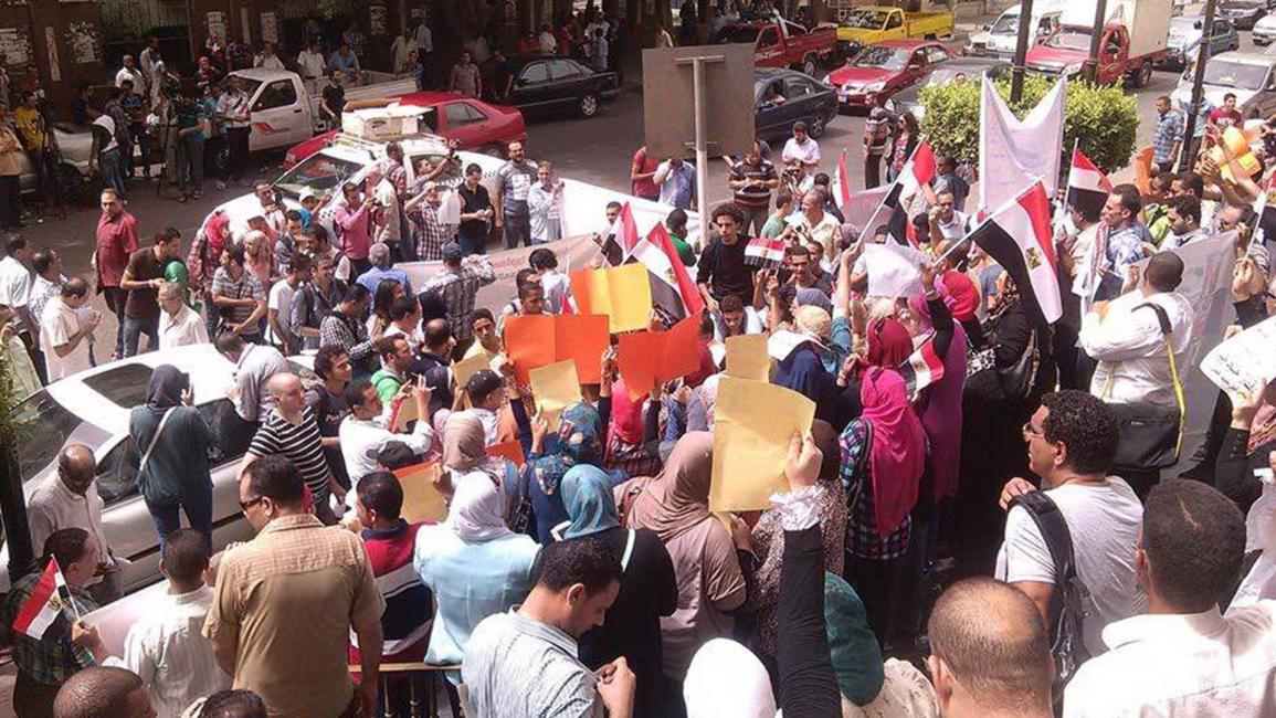 مئات المعلمين يتظاهرون أمام "الصحافيين"