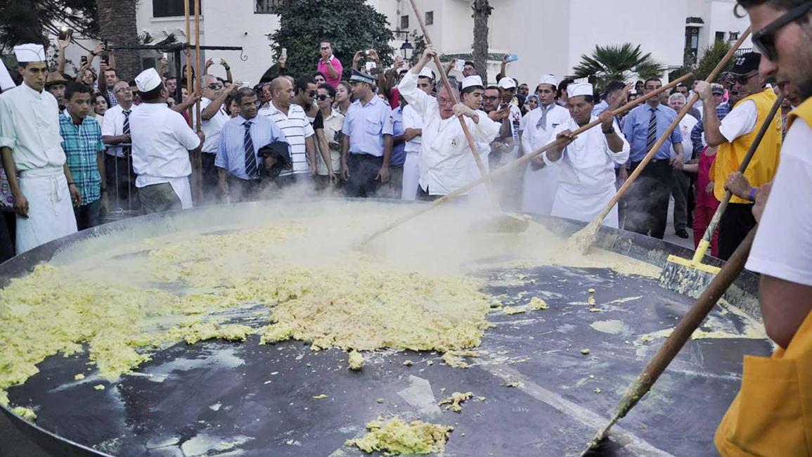 أكبر طبق "أومليت بالنقانق" في تونس