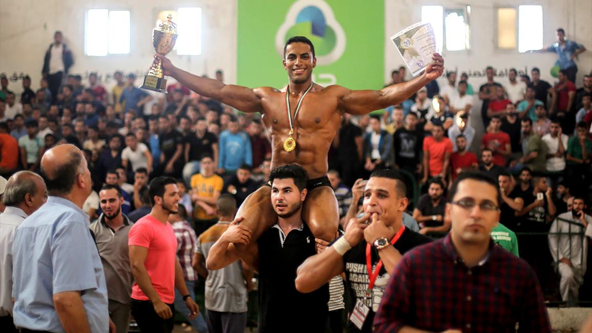 شبان من غزة يستعرضون عضلاتهم ببطولة لكمال الأجسام 