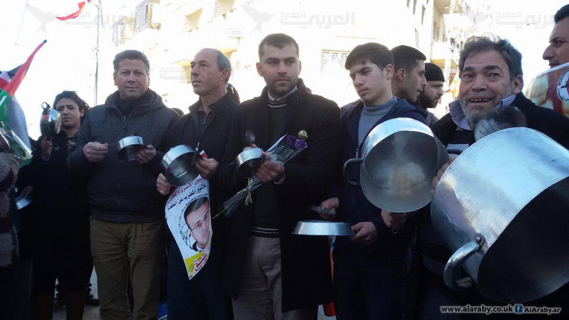 صحافيون فلسطينيون يقرعون على أواني الطعام تضامنًا مع القيق