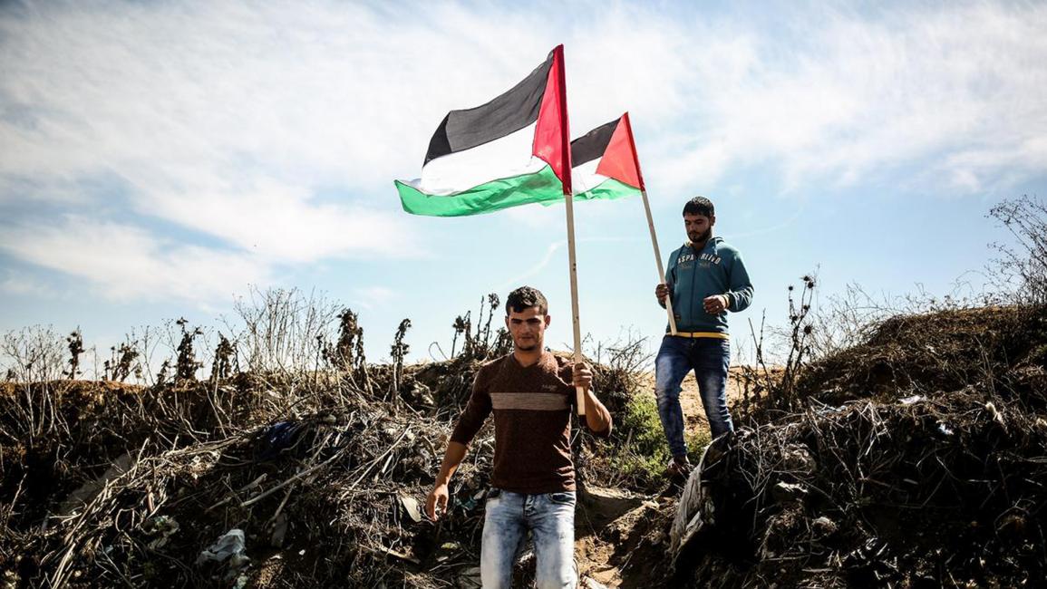 فلسطينيون يتظاهرون قرب السياج الفاصل بين غزة والأراضي المحتلة
